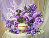 Пышная сирень в бело-золотистой вазе