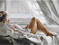 Красивая девушка отдыхает на кровати