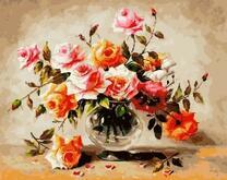 Красивый букет роз в прозрачной вазе