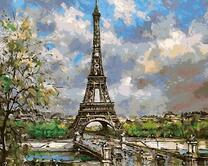 Эйфелева башня на фоне неба в тучах