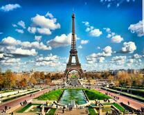 Белые тучки над Эйфелевой башней