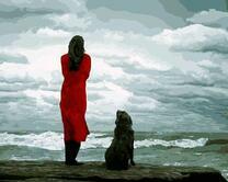 Девушка в красном и ее друг на берегу