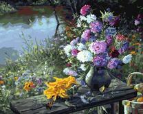 Букет цветов на скамье у озера