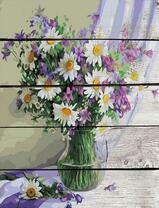 Полевые цветы и ромашки в прозрачном кувшине