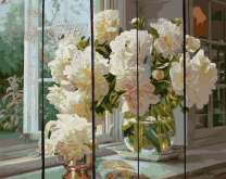 Пионы в прозрачной вазе у открытого окна