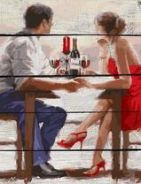 Влюблённая пара за столиком с вином