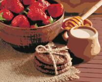 Клубника, печенье и мёд с молоком