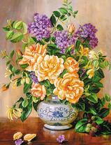 Букет желтых роз с фиолетовыми цветами