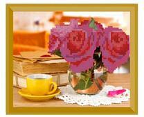 Букет роз и желтая чашка с чаем