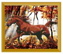 Конь мчит по осенней листве