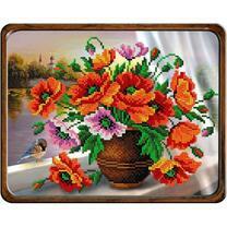 Маки в вазе на окне у реки