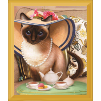 Сиамская кошечка в шляпке и чайный сервиз