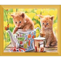 Рыжие котята играют с бабочками