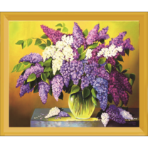 Фиолетовая и белая сирень в прозрачной вазе