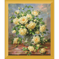 Ваза с кремовыми въющимися розами