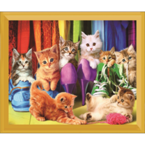 Милые котята играют в обуви