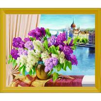 Кувшин с букетом сирени на окне с видом на бухту