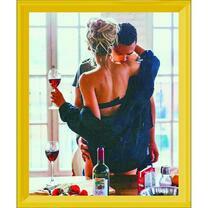 Влюбленные с вином на кухне