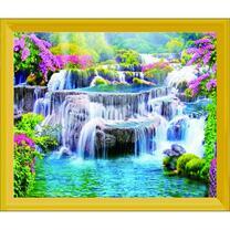 Красочный разлив весеннего водопада