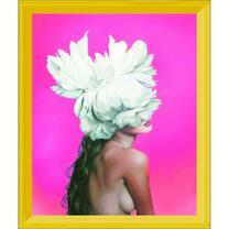 Обнаженная женщина с белым цветком в волосах