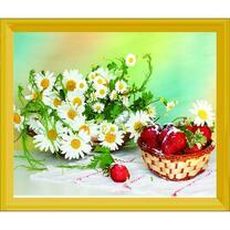 Корзинка с ромашками и спелой клубникой