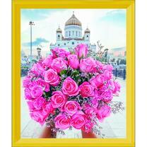 Девушка с букетом роз у Храма Христа Спасителя