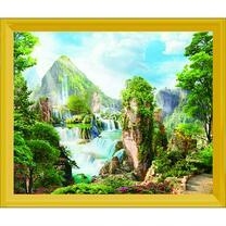 Зеленая гора с красочными водопадами