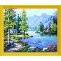 Каменный домик у реки в горном лесу