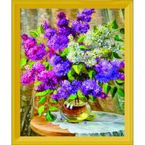 Прозрачная ваза с сиренью на круглом столе