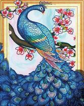 Павлин с голубыми перьями на цветущем дереве