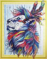 Яркий лев с перьями в гриве