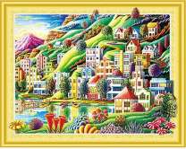 Яркий город на берегу горного озера