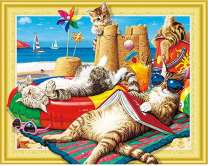 Отдых котят на берегу моря