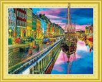 Старинный корабль у набережной города