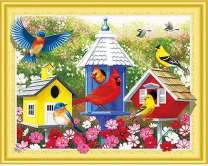 Птицы в домиках и цветущий сад