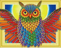 Яркая сова с раскрытыми крыльями