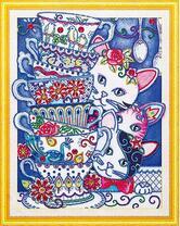 Три кошечки и расписные чайные чашечки