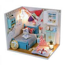 Комната с голубой кроватью и доской для серфинга