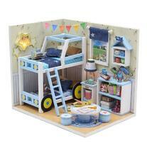 Кроватка-машина в комнате мальчиков