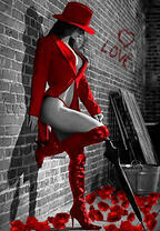 Женщина в красном и с зонтом