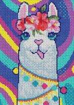 Белая лама с гирляндой и веночком