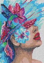 Девушка с тропическими цветами