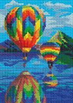 Отражение воздушных шаров в горном озере