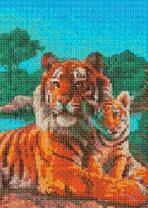 Тигрица с тигренком на фоне зеленых гор