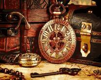 Часы, ключ и сундуки из дерева