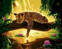 Леопард на ветке над озером