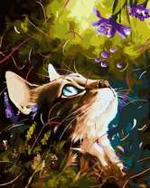 Кошечка у фиолетовых цветов