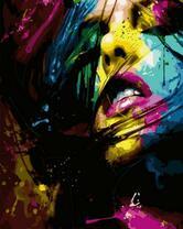 Девушка в мазках краски