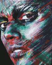 Лицо девушки в полосках маскировки