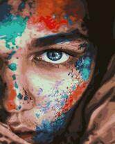 Лицо девушки после карнавала красок